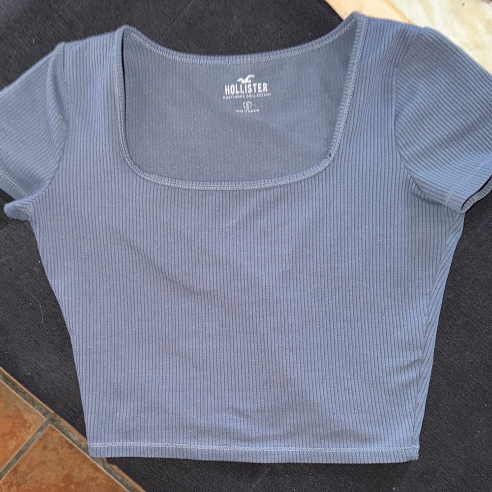 Hollister Must-Have Collection Ribbed Scoop Neck Top – Size Small 💙